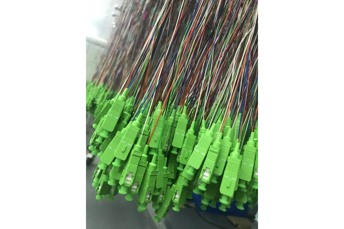 NetLast PLC splitter connector assembly workshop with SC APC components in production