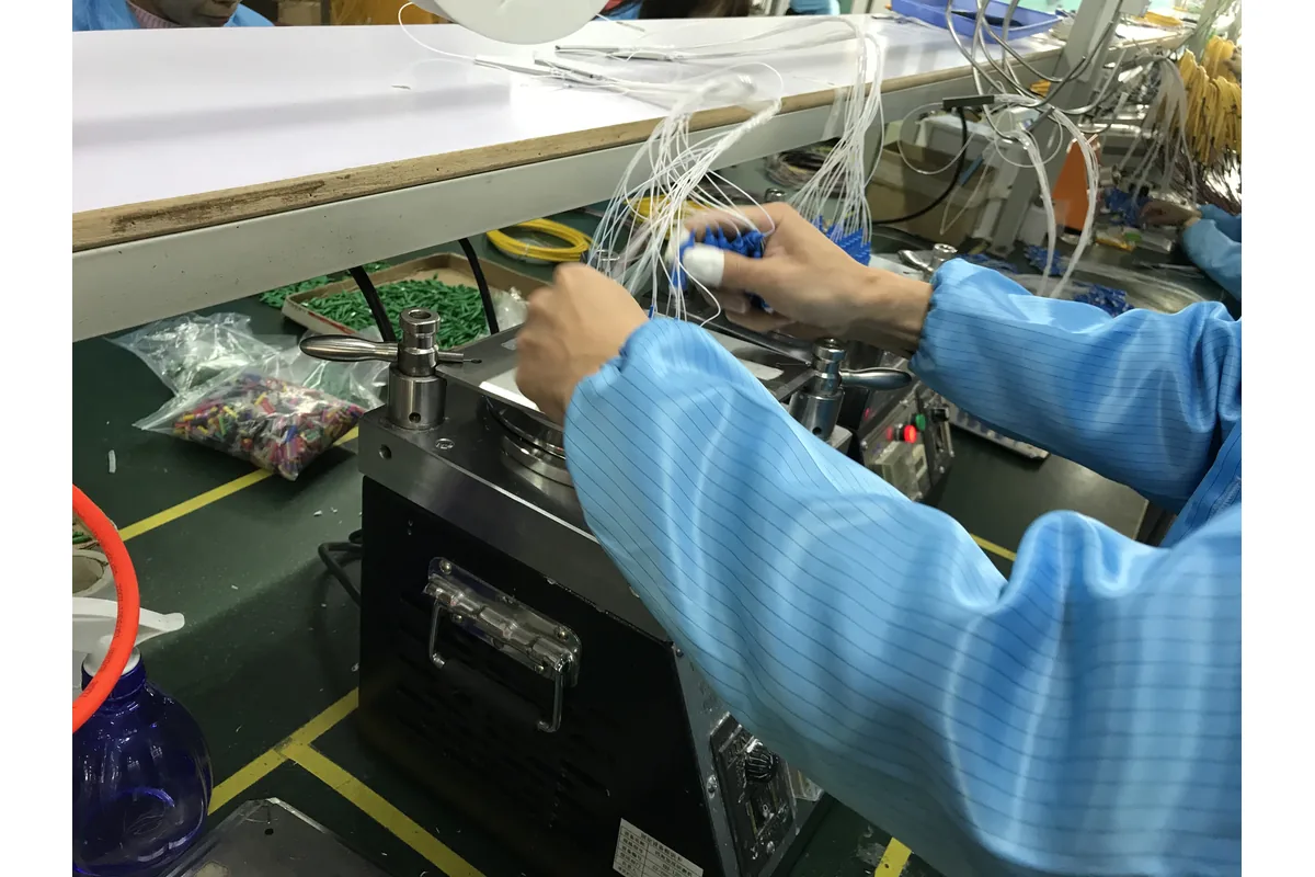 Fiber connector polishing during PLC splitter production