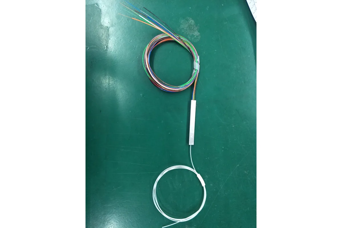 Blockless PLC splitter with one input fiber and multiple output fibers